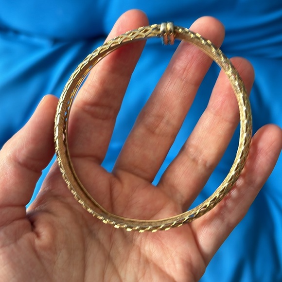 Bracelet Colored Gold Unique And Different Style Gently Used NWOTS Circle Shaped - Picture 3 of 5